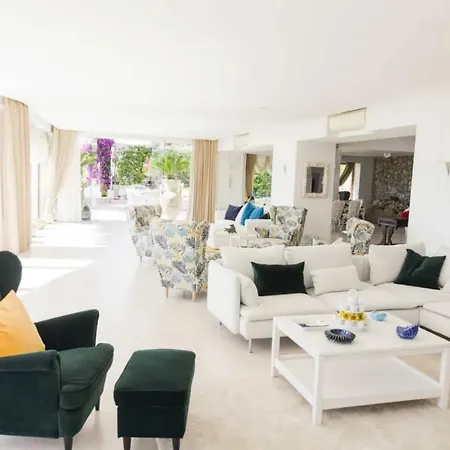 A Trophy Of Glamour, Prestige And Luxury Holiday home *
